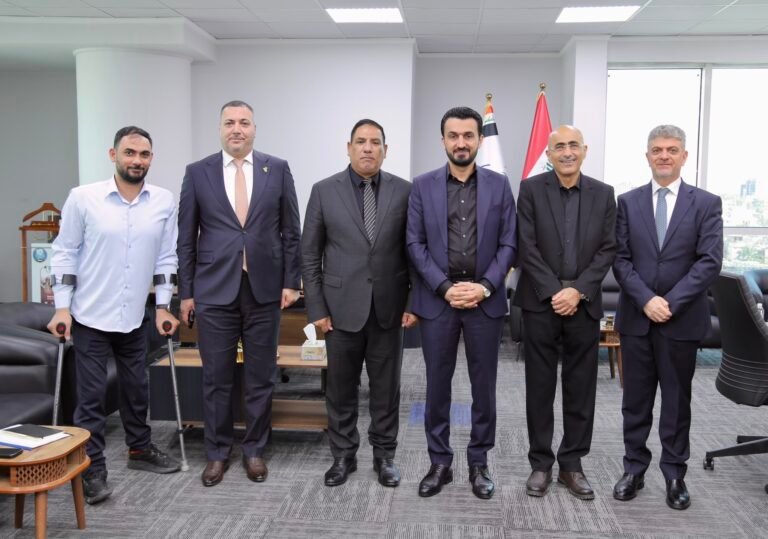 وزير الاتصالات يبحث التعاون مع جمعية تقنية المعلومات ويتلقى دعوة لحضور ورشة تخصصية حول تقنيات الجيل